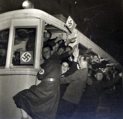 Nazis in der Straßenbahn. Linker Teil einer Stereophotographie aus dem Buch "Großdeutschlands Wiedergeburt", 1938.